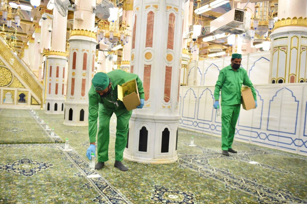 Le lavage des tapis de la Mosquée Sacrée en 5 étapes